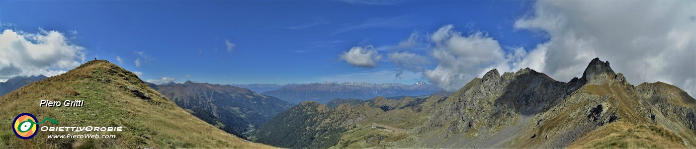 73 La lunga cresta in saliscendi dal Monte di sopra a sx al Valletto a dx.jpg